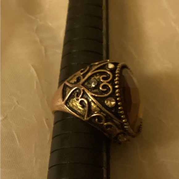 Ring copper colored with large jewel in middle & scrolled hearts on sides- Sz 8 - Picture 6 of 7